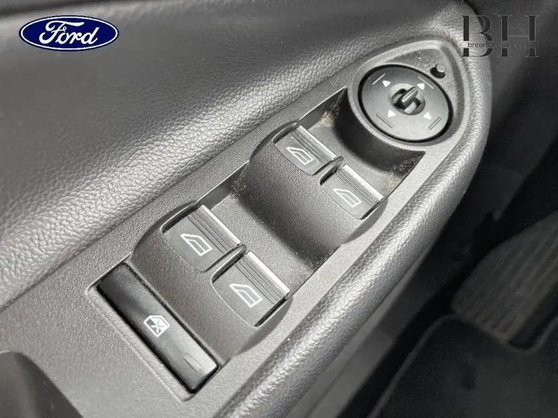 Commande des vitres et réglage des rétroviseurs côté conducteur du Ford Kuga gris Magnetic 2015 Titanium.