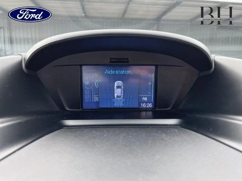 Écran multifonction du tableau de bord du Ford Kuga 2015 affichant l'aide au stationnement en cours.