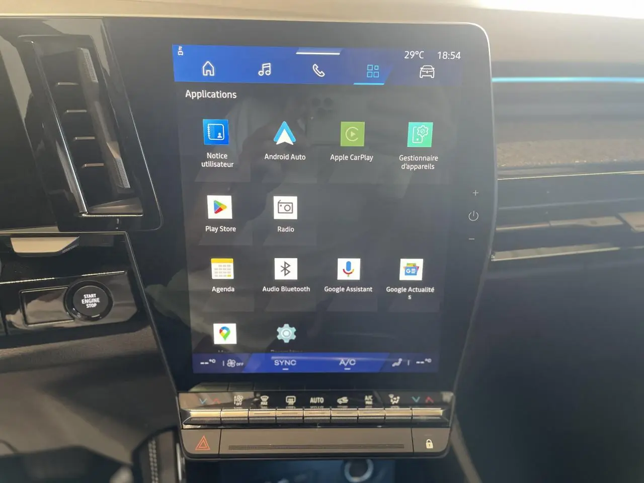 Écran tactile central vertical affichant les applications Android Auto et Apple CarPlay dans l’habitacle d’une Renault Rafale.
