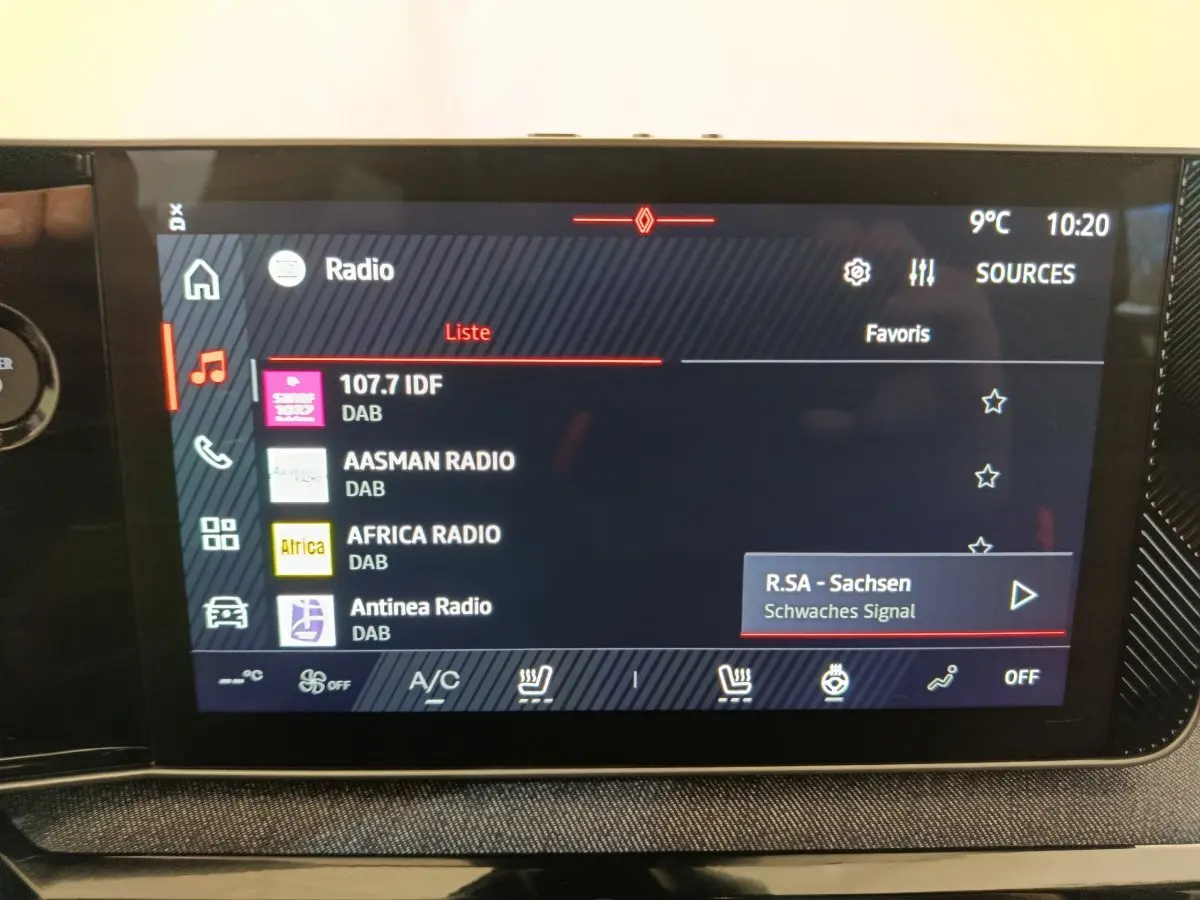 Écran tactile central du tableau de bord de la Renault R5 Techno 150 ch, affichant les stations radio DAB.