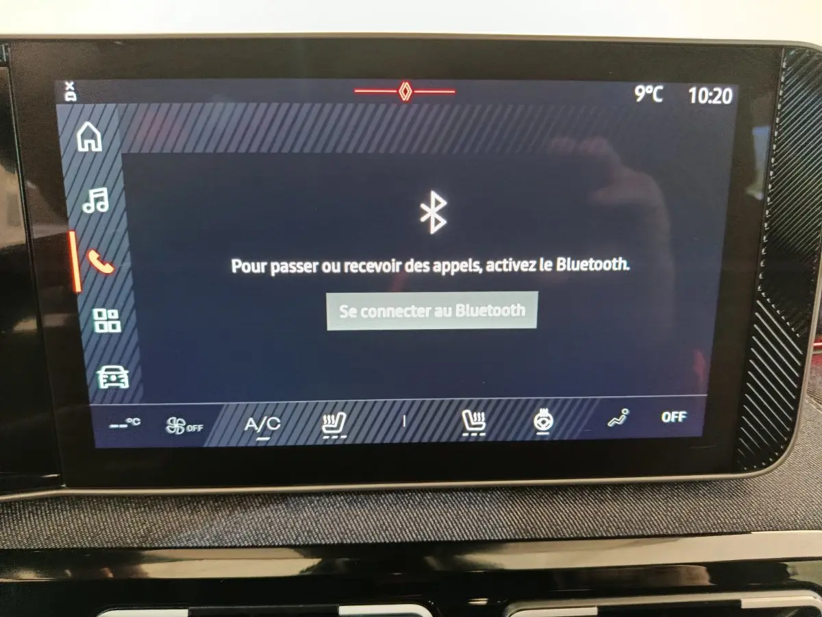 Écran tactile central de la Renault R5 Techno blanc 2025 affichant la connexion Bluetooth, vue intérieure frontale.