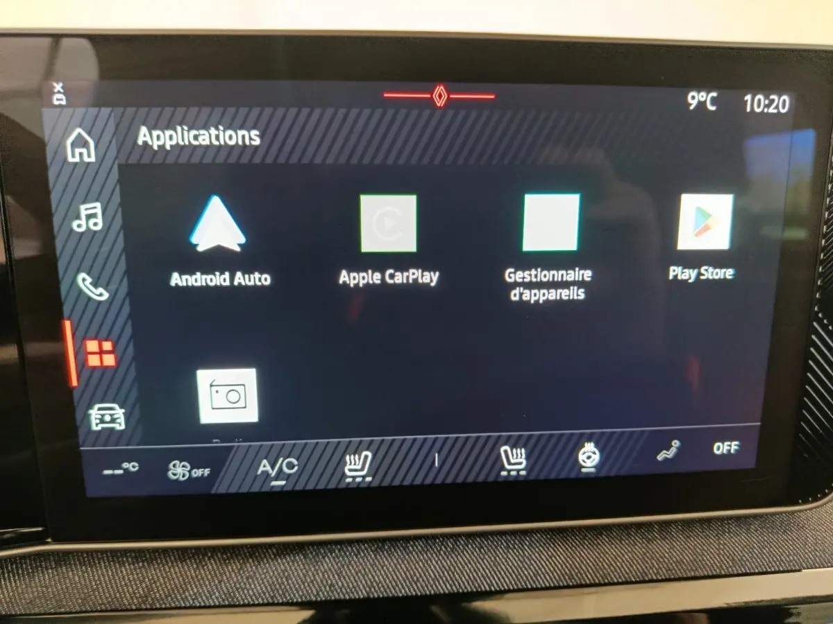 Écran tactile central de la Renault R5 Techno blanc 2025 affichant les applications Android Auto et Apple CarPlay.