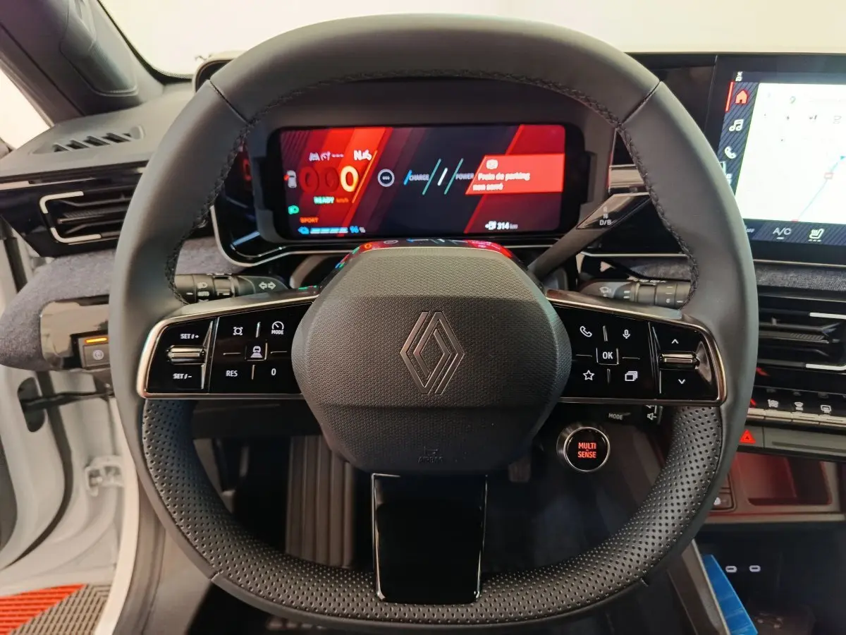 Vue frontale du volant multifonctions noir de la Renault R5 Techno 2025 avec tableau de bord digital coloré.