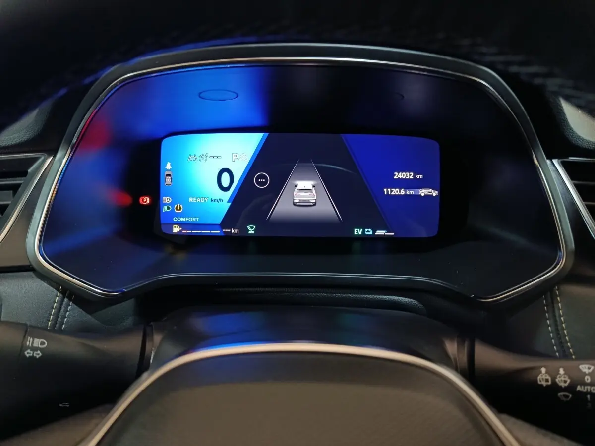 Vue rapprochée du combiné d’instruments numérique bleu de la Renault Symbioz 2025, affichant la vitesse et l’assistance à la conduite.