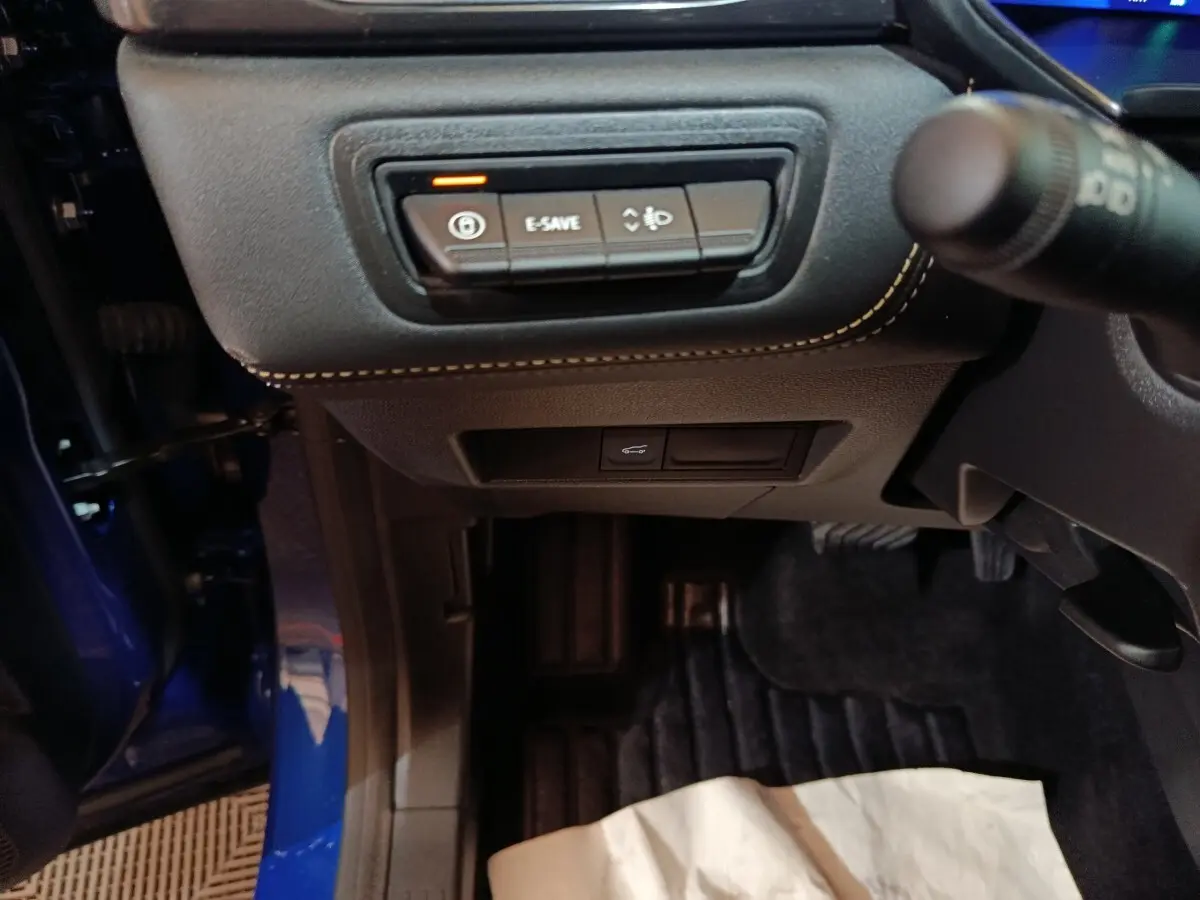 Vue intérieure côté conducteur du Renault Symbioz bleu, avec commandes électroniques sous le tableau de bord.