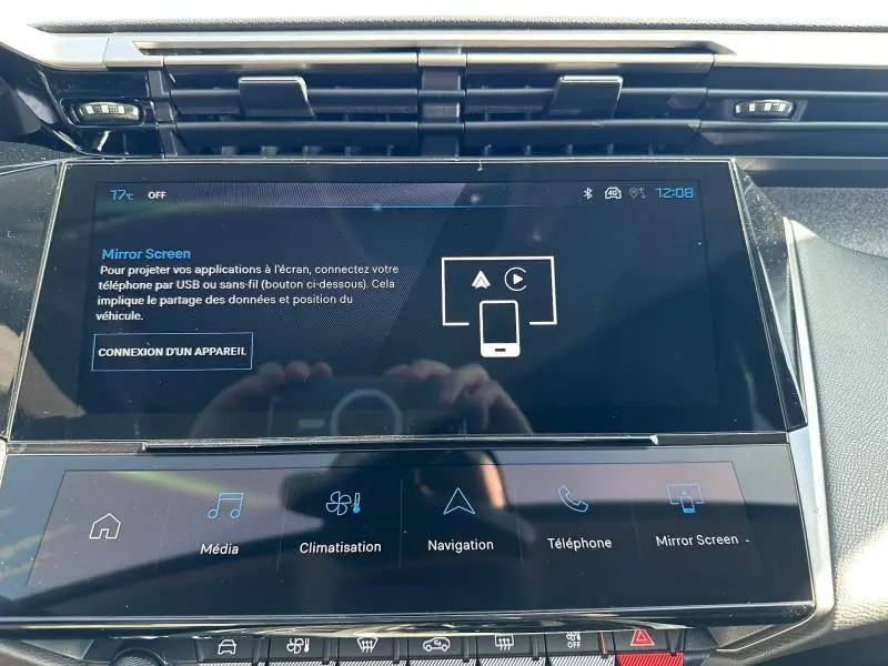 Écran tactile central de la Peugeot 308 2025 bleu, affichant le menu Mirror Screen en intérieur.