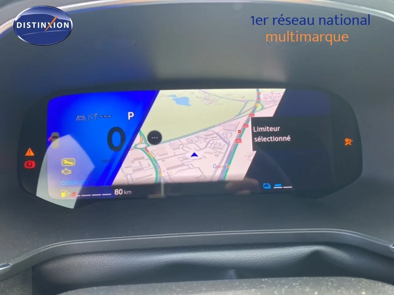 Vue rapprochée de l’écran digital du tableau de bord du Renault Symbioz bleu, affichant la navigation et les alertes.