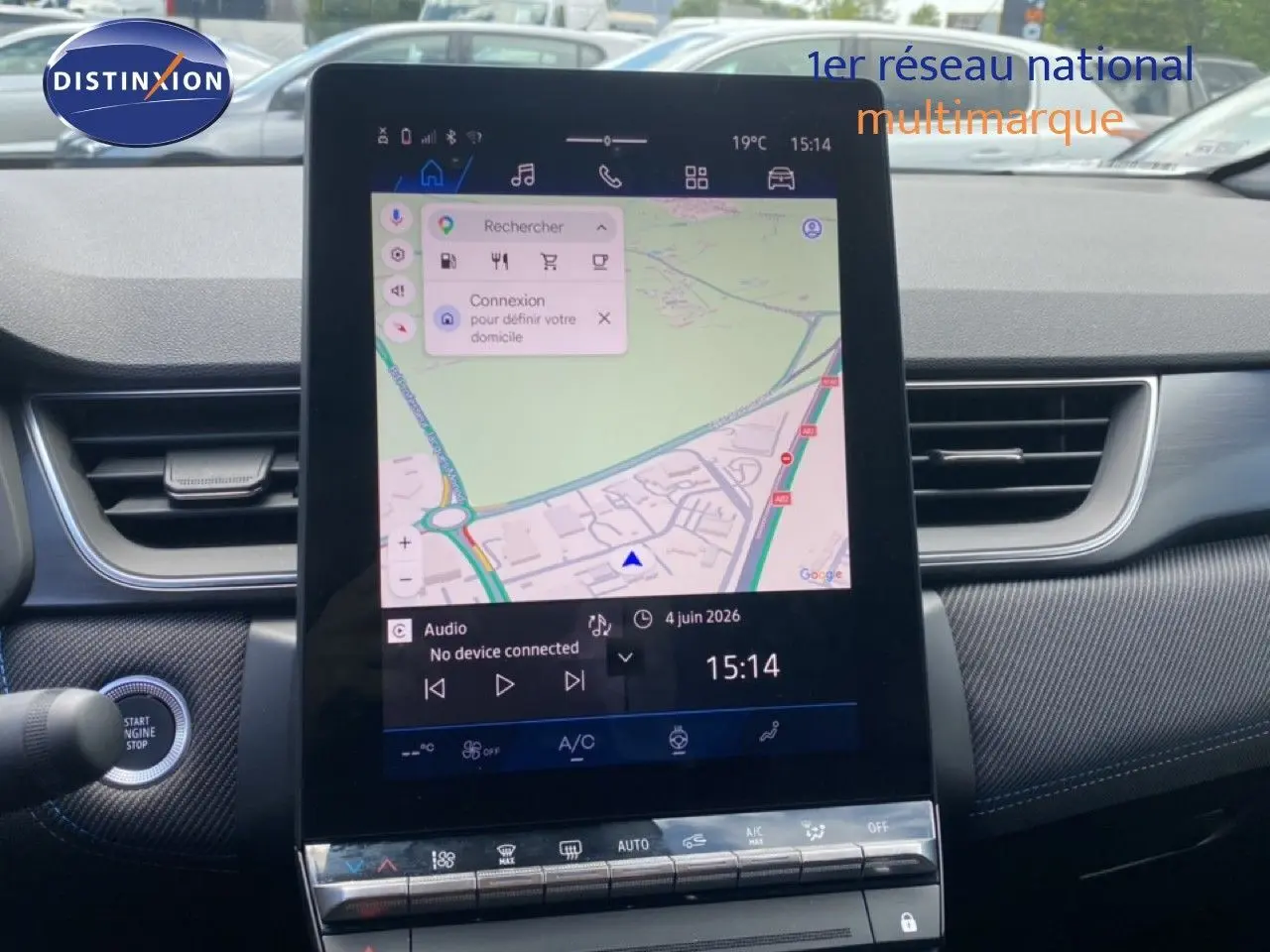 Vue rapprochée de l’écran tactile central du tableau de bord de la Renault Symbioz bleu iron metal, affichant la navigation GPS.