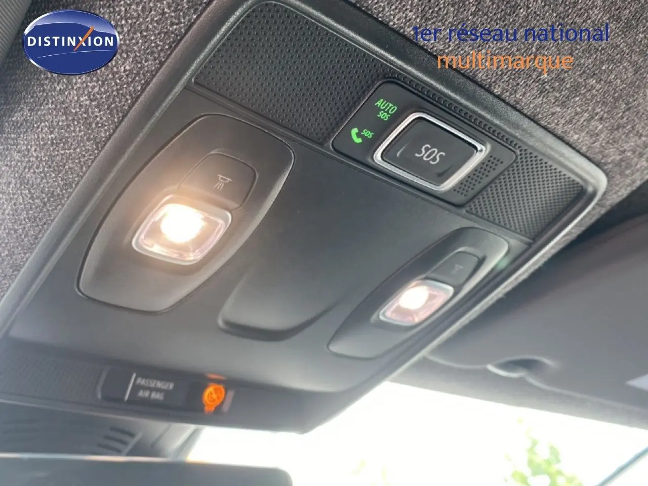 Plafonnier intérieur avec éclairage et bouton SOS du Renault Symbioz E-Tech Full Hybrid bleu, vue en léger contre-plongée.