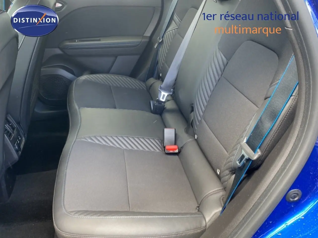 Vue intérieure côté droit sur la banquette arrière noire avec surpiqûres bleues du Renault Symbioz E-Tech Full Hybrid 2025.