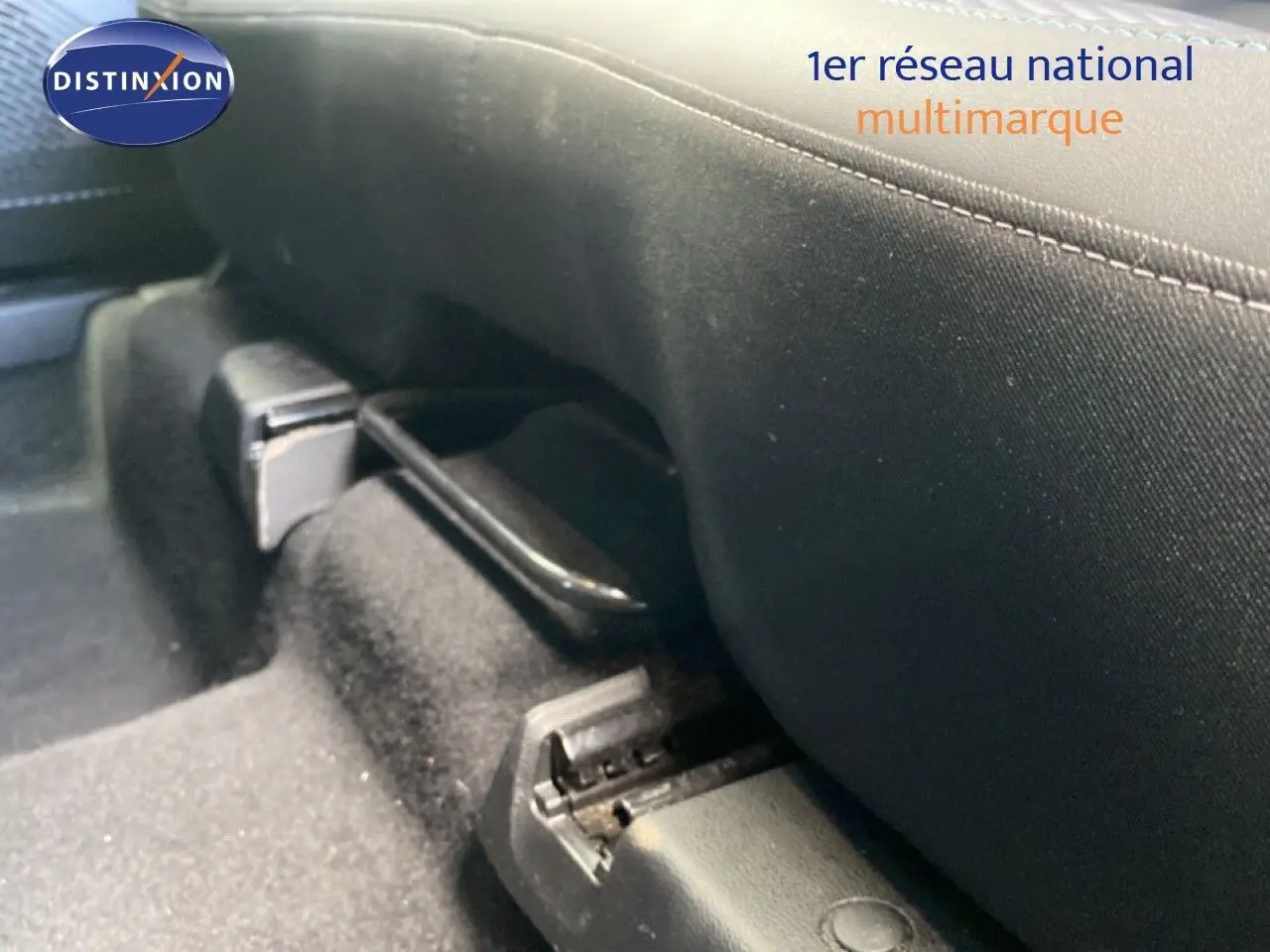 Détail du mécanisme de réglage sous le siège avant d’une Renault Symbioz bleu iron metal, vue côté gauche.