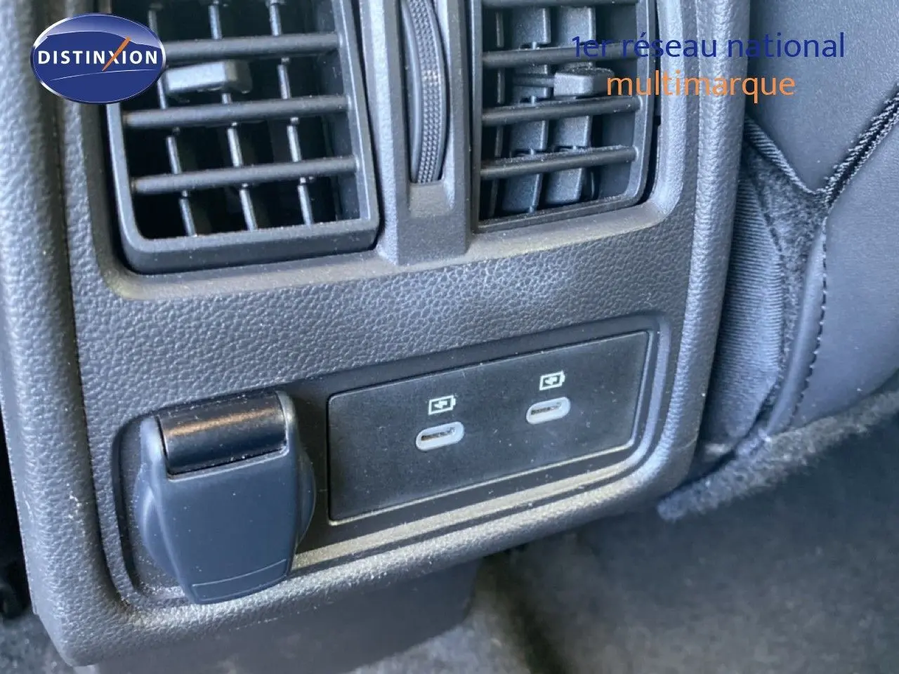 Prise USB double et prise 12V sous les aérateurs arrière dans l’habitacle noir du Renault Symbioz bleu Iron Metal.
