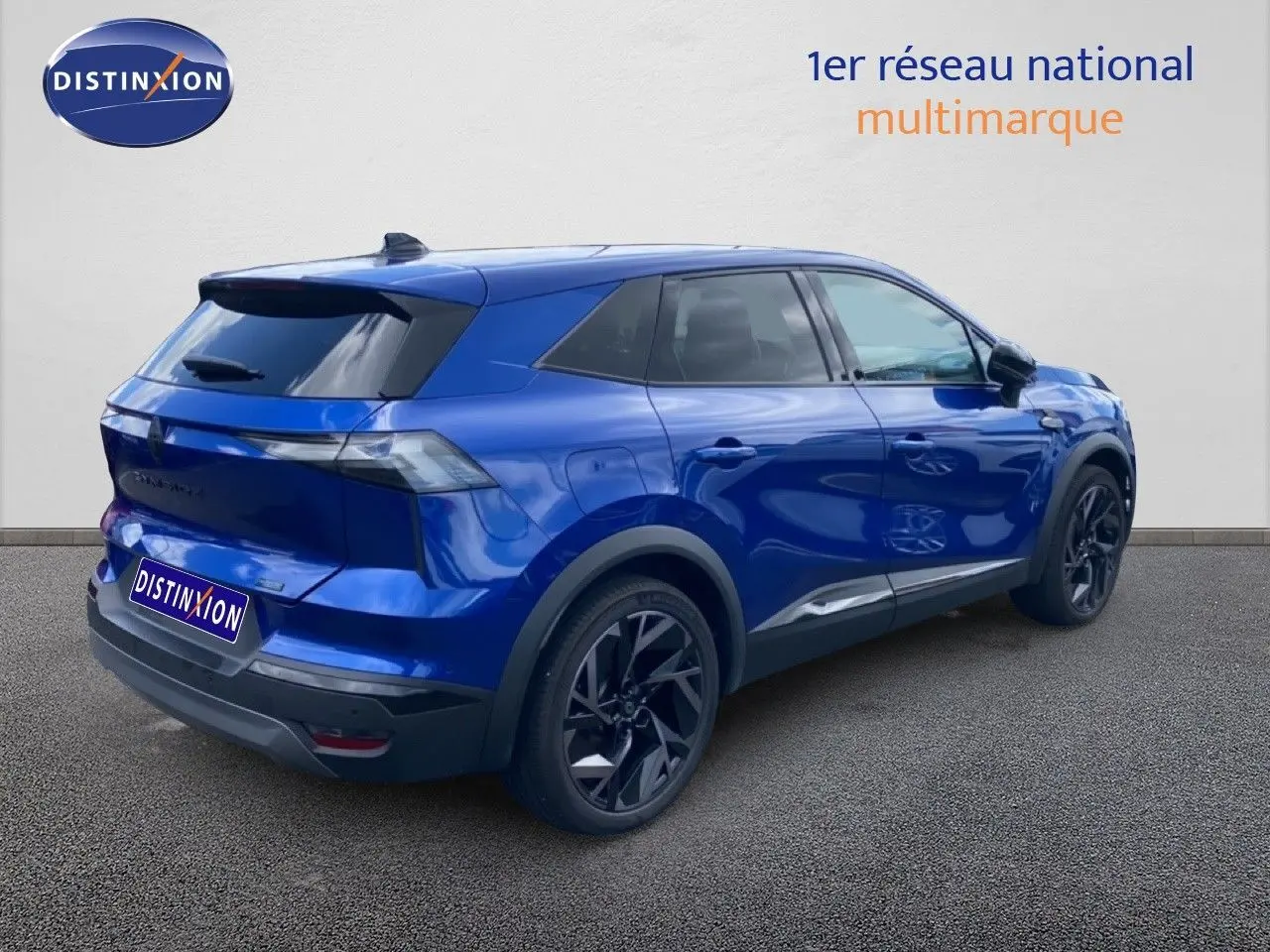 Vue 3/4 arrière droite d’un Renault Symbioz E-Tech Full Hybrid bleu Iron Metal avec jantes noires et vitres teintées.