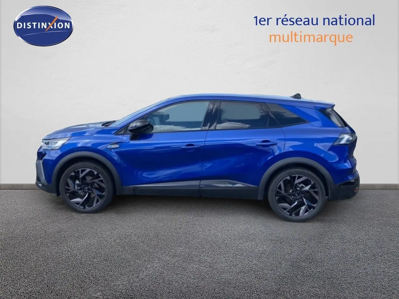 Profil droit du Renault Symbioz E-Tech Full Hybrid 145ch Esprit Alpine en bleu Iron Metal avec jantes noires biton.