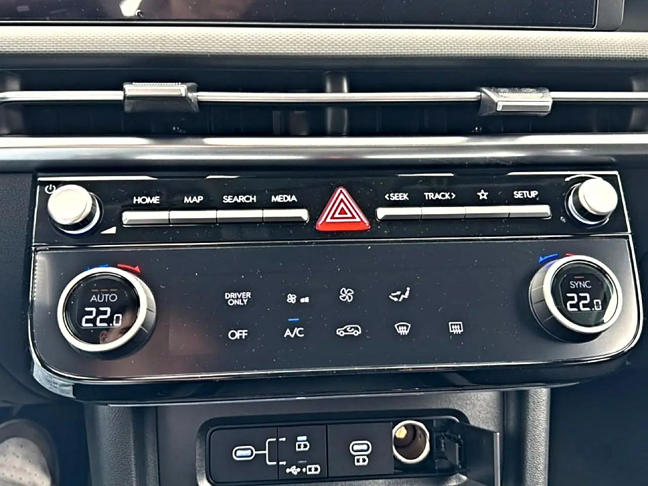 Gros plan sur la console centrale du Hyundai Tucson 2026, montrant les commandes de climatisation et multimédia.