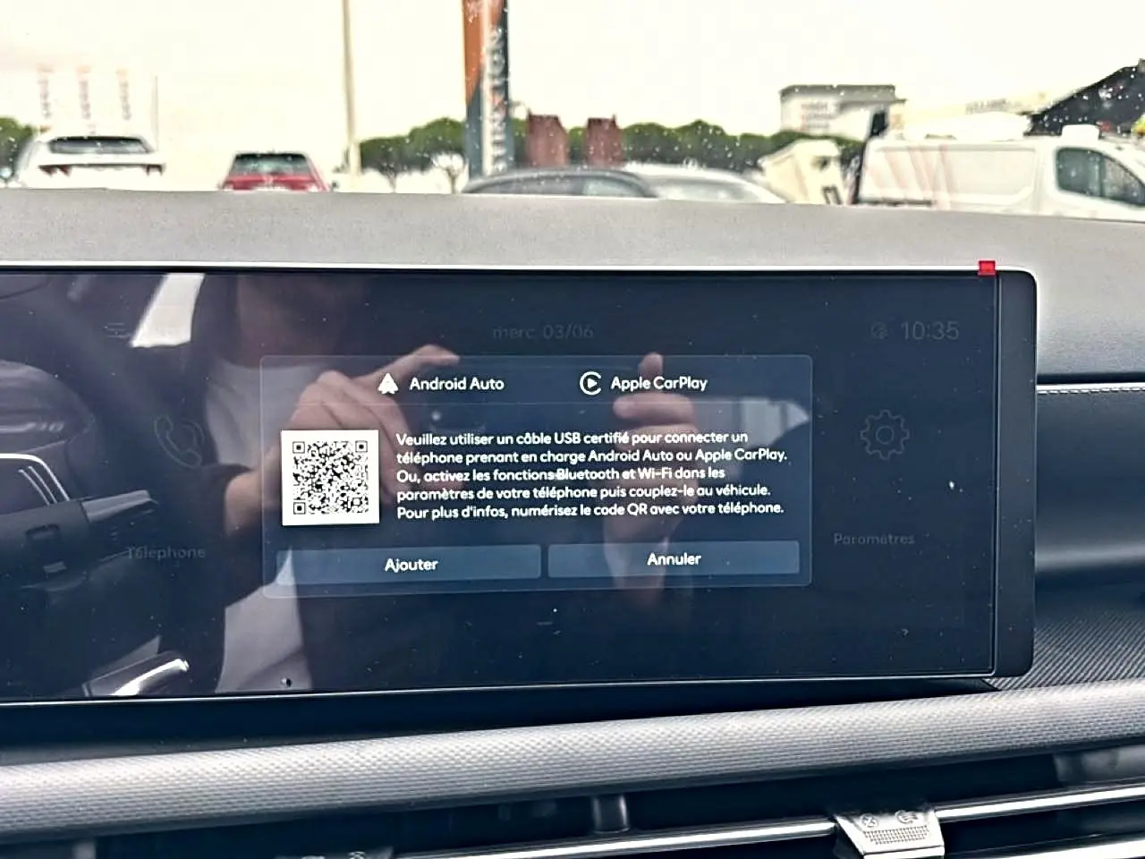 Écran tactile central affichant l'interface Android Auto et Apple CarPlay dans l'habitacle d'un Hyundai Tucson blanc.