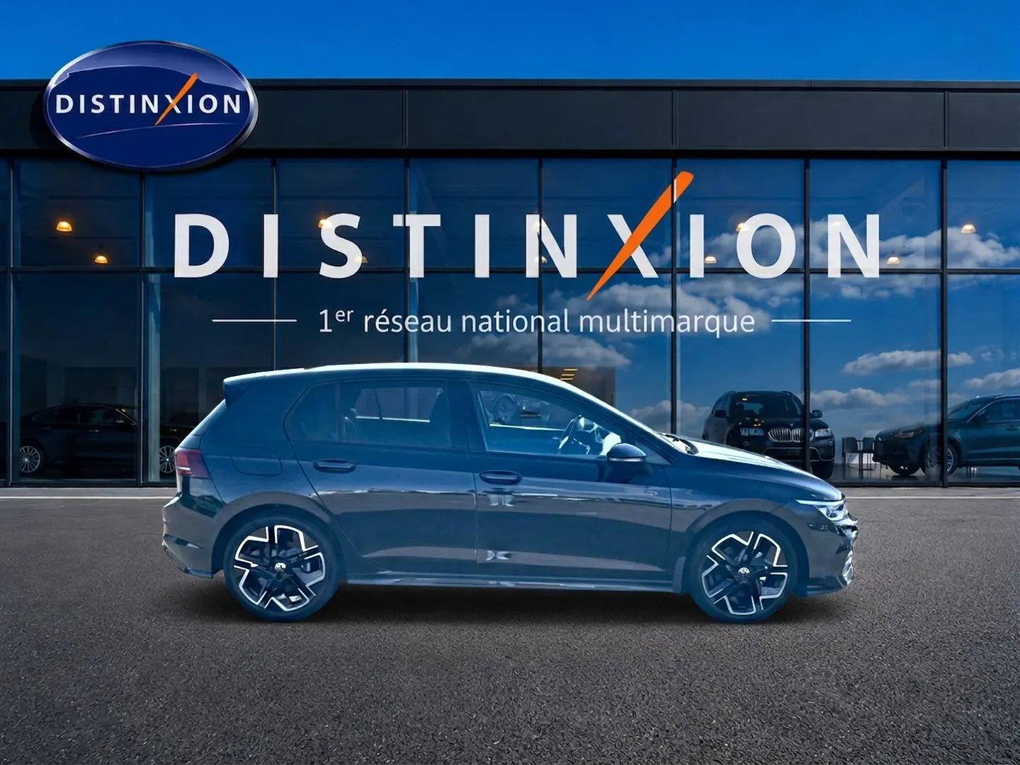 Volkswagen Golf 1.5 etsi evo2 150 R-Line noir vue de profil côté gauche avec jantes alu distinctives.