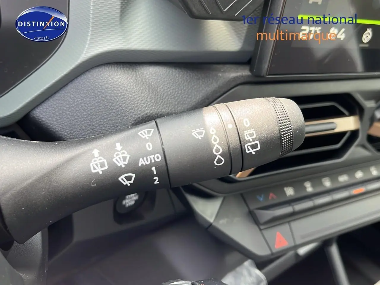 Gros plan sur la commande des essuie-glaces dans l'habitacle du Dacia Duster noir 2025, tableau de bord visible.