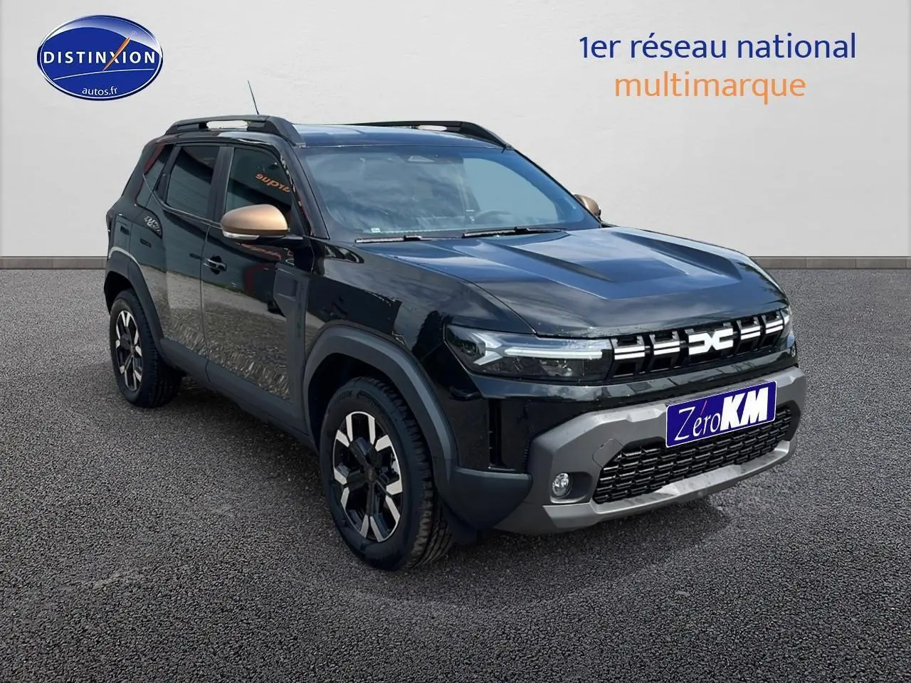 SUV Dacia Duster noir vu en 3/4 avant droit avec barres de toit et jantes alu distinctives.