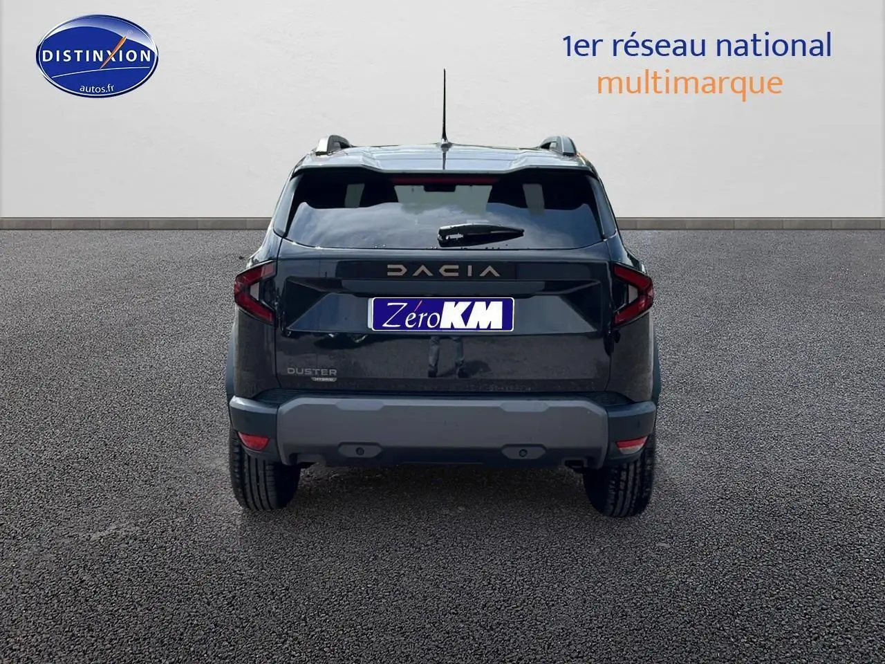Vue arrière d'un Dacia Duster noir 2025 avec barres de toit et feux arrière LED distinctifs.