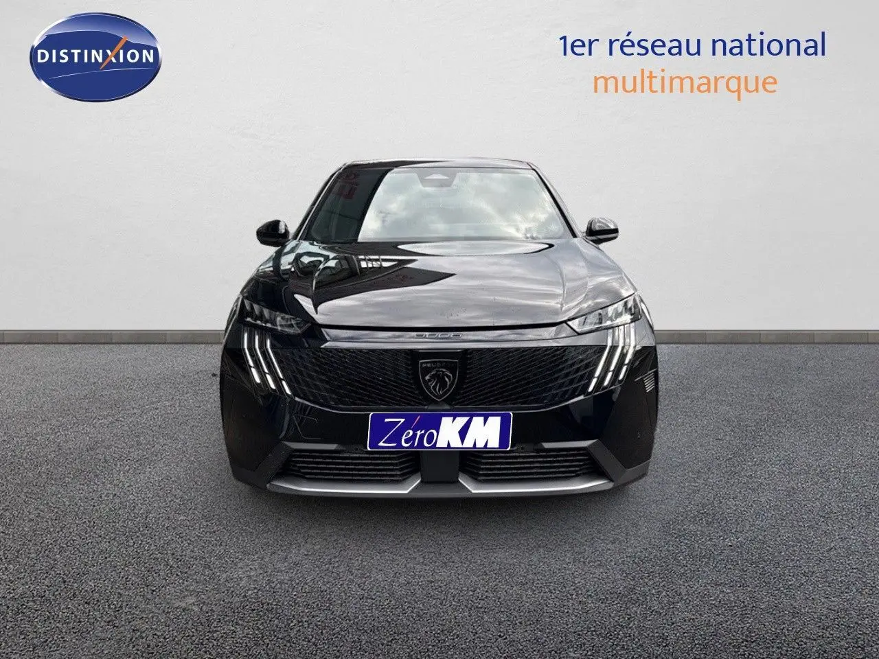 Vue frontale d'un Peugeot 3008 HYBRID noir perle métal avec signature lumineuse LED et calandre distinctive.