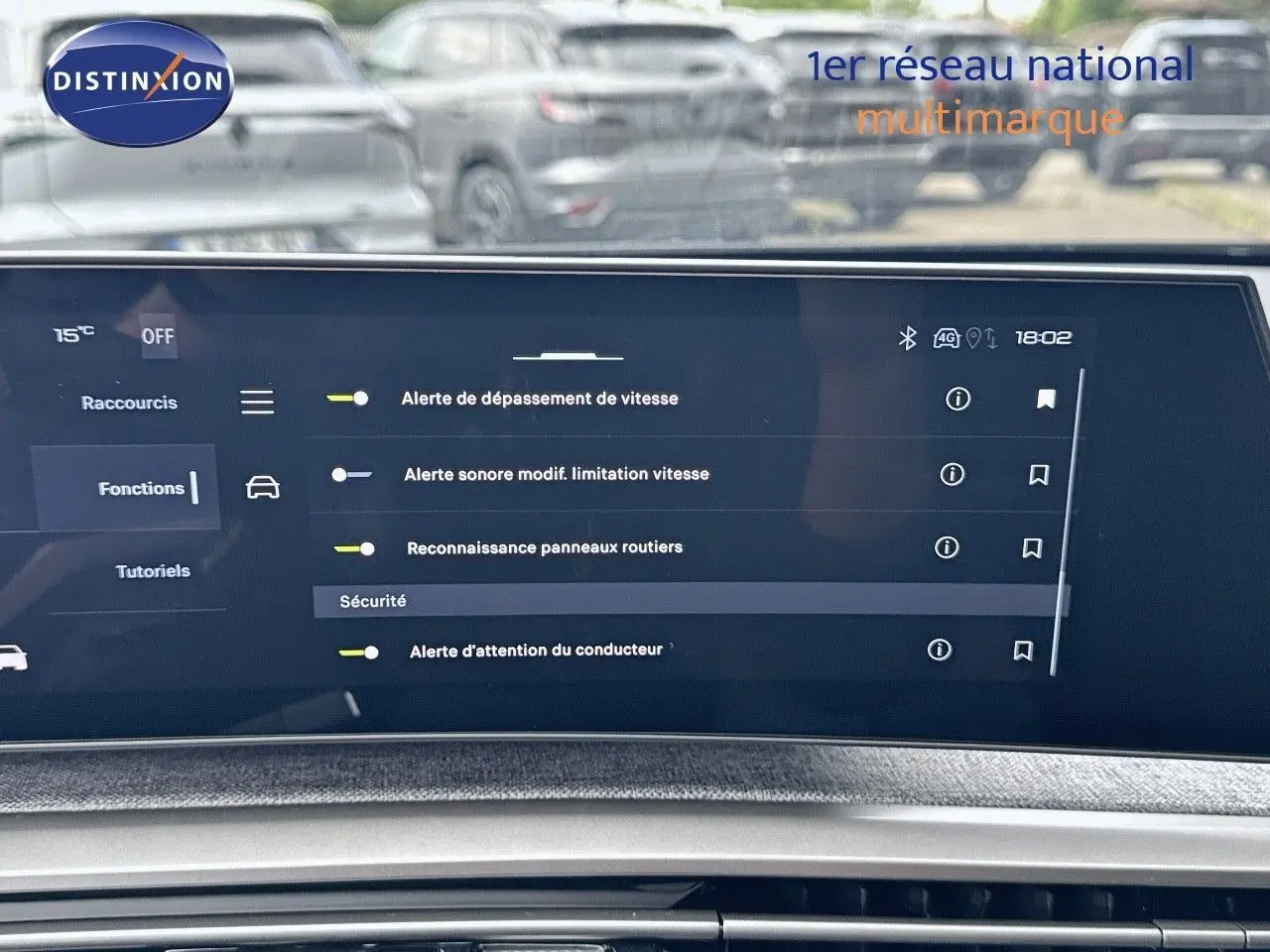 Écran tactile central du Peugeot 3008 Hybrid 136ch GT 2025 affichant les options de sécurité, intérieur noir.