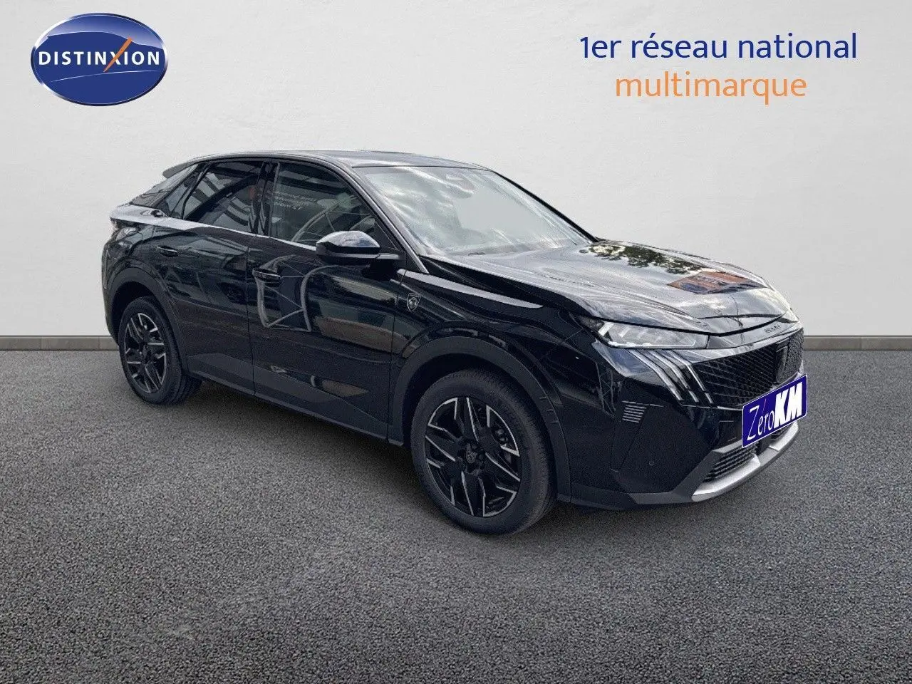 Peugeot 3008 Hybrid noir perle métal en 3/4 avant droit, avec jantes noires et calandre distinctive.