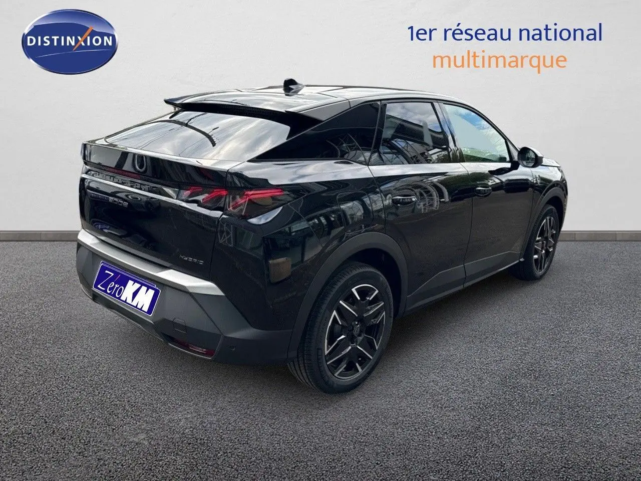 Vue 3/4 arrière droite d'un Peugeot 3008 Hybrid noir perle métal avec jantes noires bicolores.