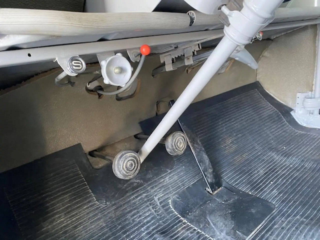 Vue rapprochée des pédales et du levier de vitesse beige clair d'une Citroën 2 CV 1968 refaite à neuf.