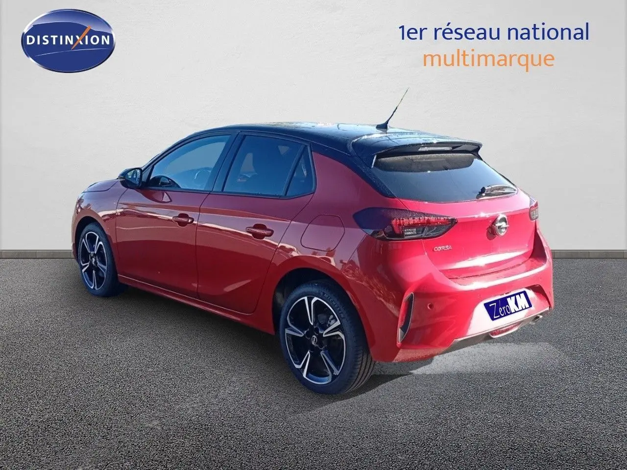 Vue 3/4 arrière droite d'une Opel Corsa rouge Kardio métal avec toit noir et jantes noires biton.