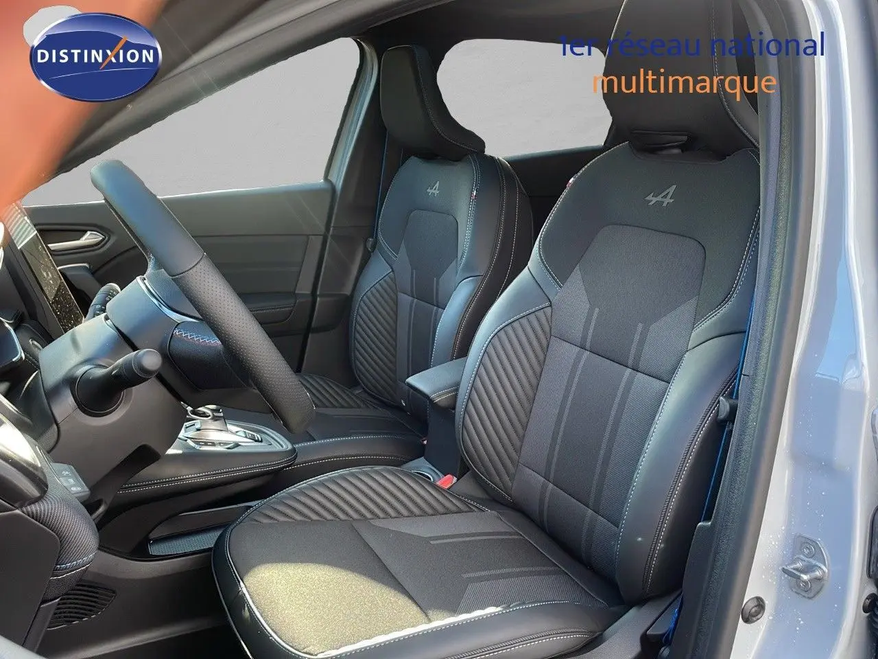 Intérieur avant du Renault Captur E-Tech hybride 2025 avec sièges noirs Alpine et détails gris, vue côté gauche porte ouverte.