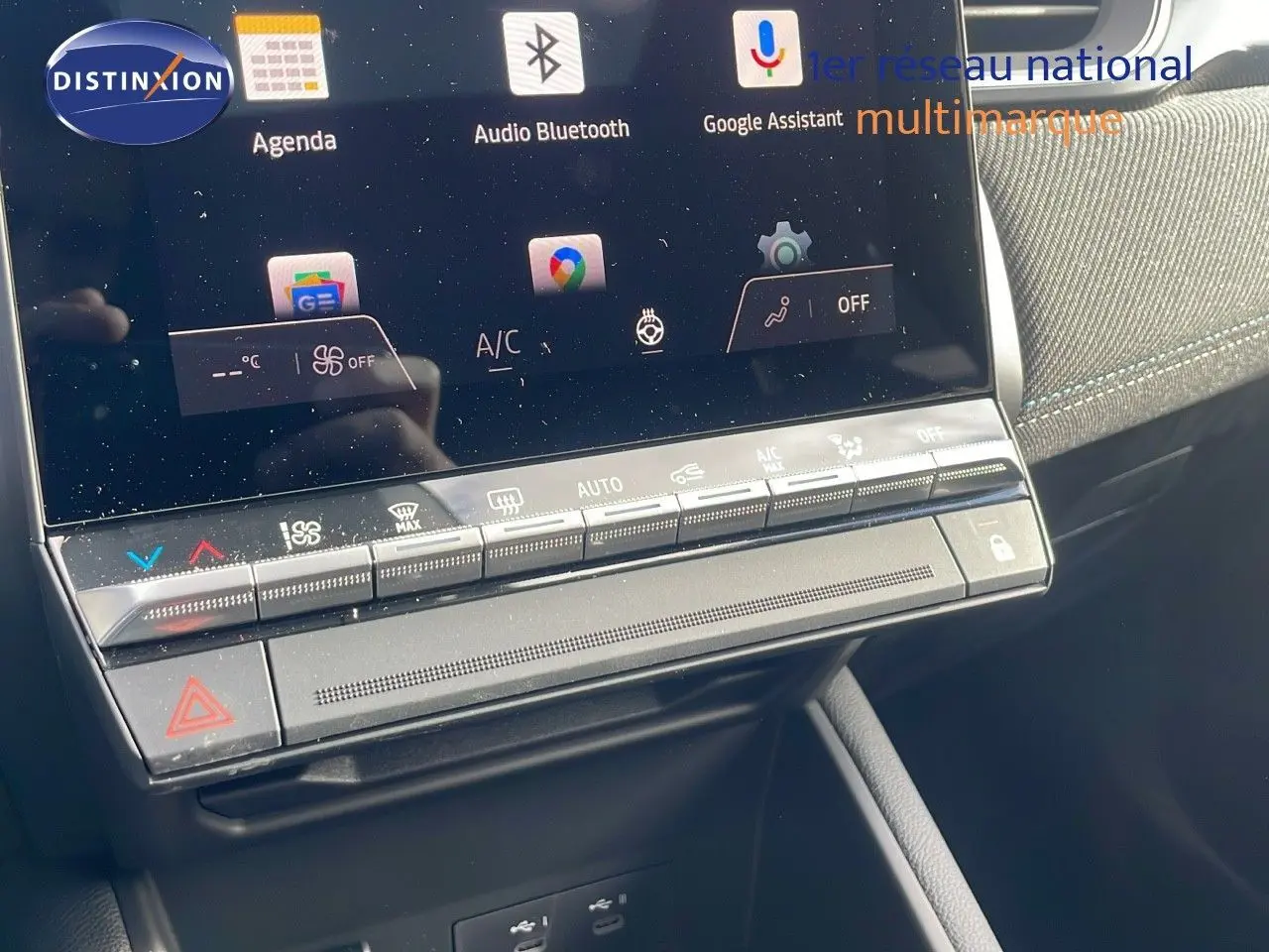 Écran tactile central avec commandes climatisation dans l'habitacle du Renault Captur E-Tech hybride 2025.