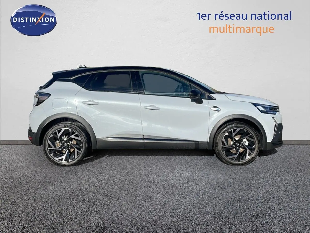 Profil latéral droit du Renault Captur E-Tech hybride 2025 gris Rafale métal avec toit noir et jantes noires.