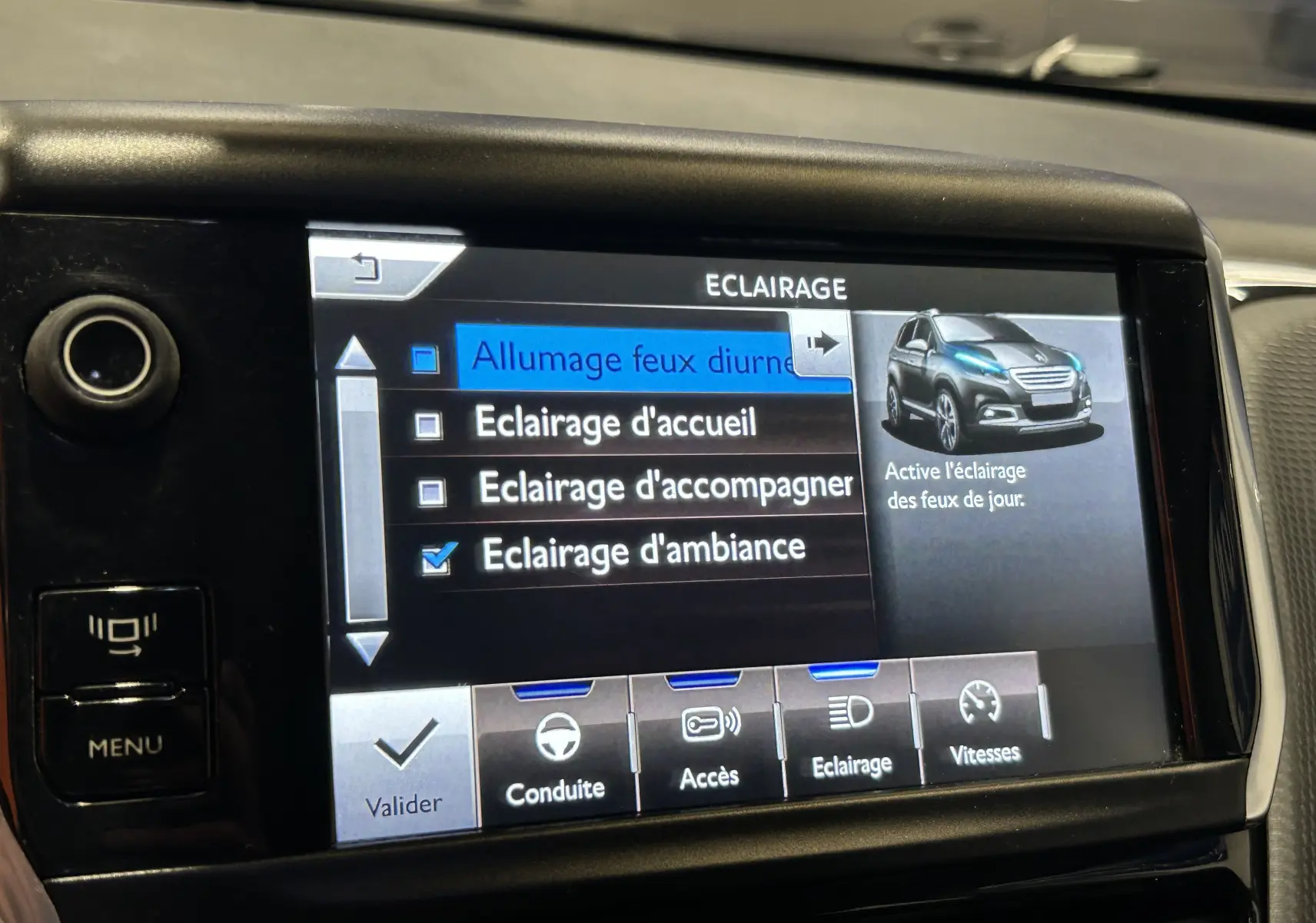 Écran tactile intérieur du Peugeot 2008 blanc de 2014 montrant le menu d’éclairage avec options de feux diurnes et ambiance.