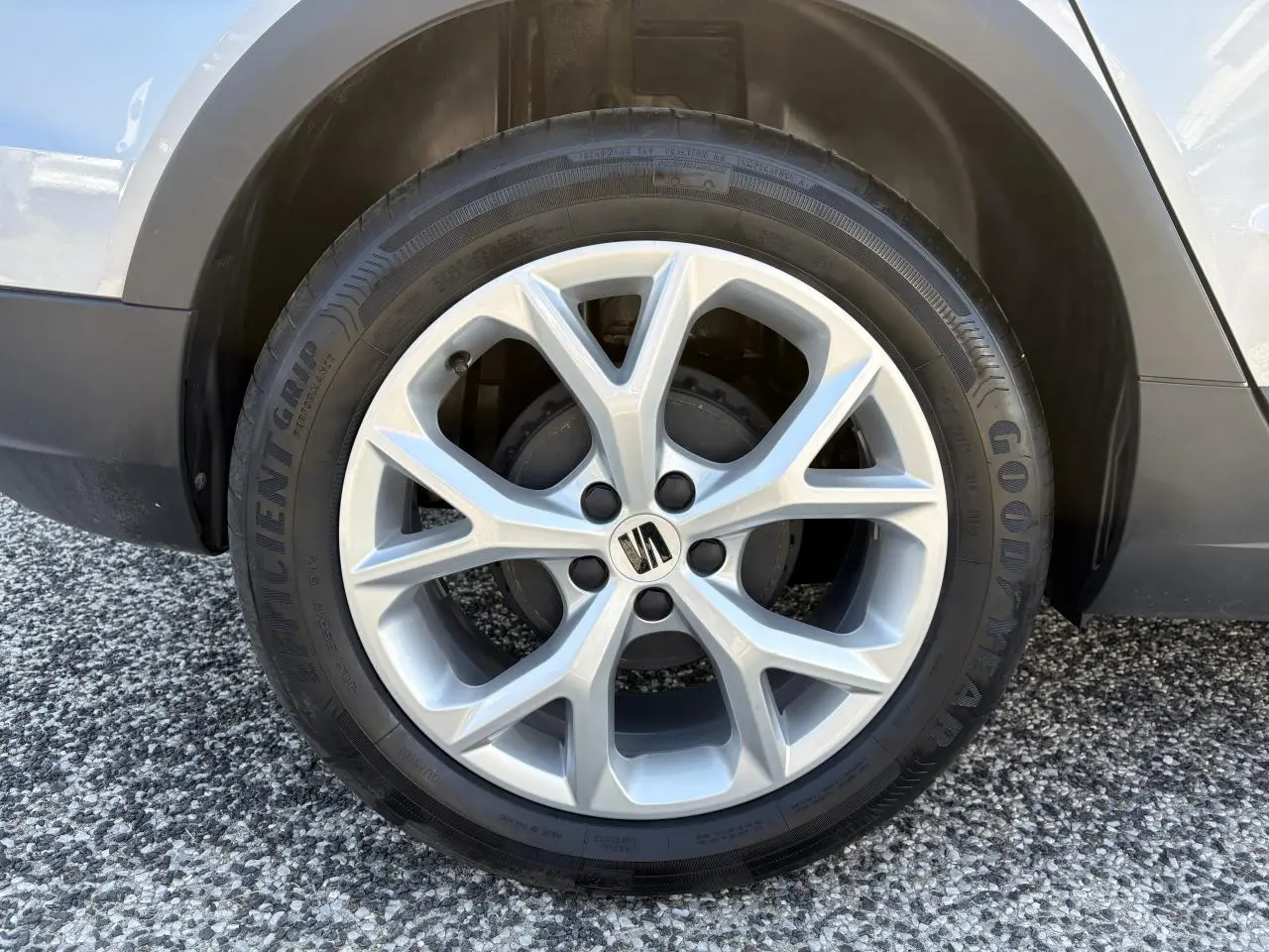 Gros plan sur la jante alliage 16 pouces argentée avec logo SEAT, roue avant droite d’un SEAT Arona GRS 2024.