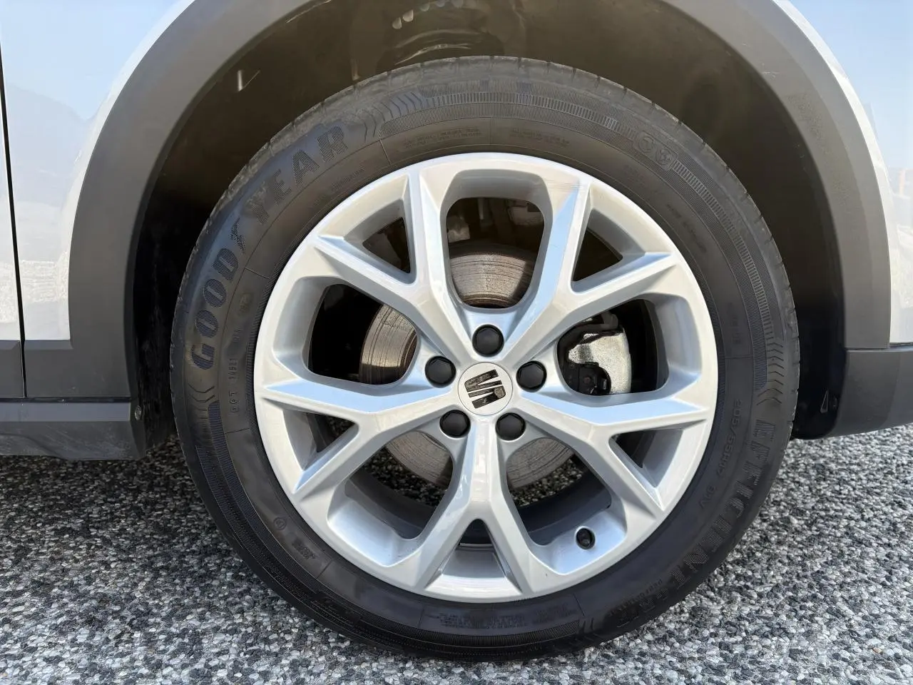 Gros plan sur la jante alliage 16 pouces avec logo SEAT d'une SEAT Arona 2024 couleur Rouge Passion.