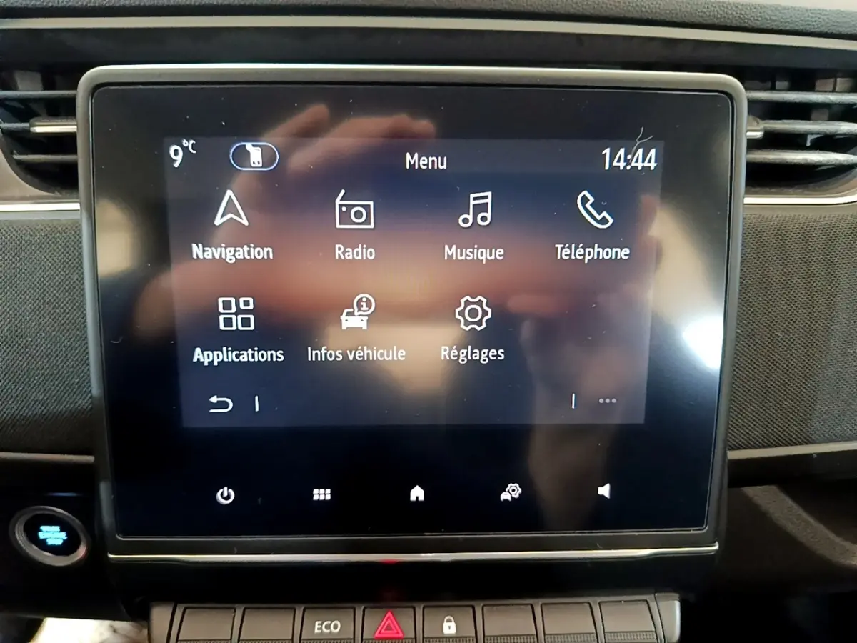 Écran tactile central de la Renault ZOE Business R110 blanc de 2021 affichant le menu principal avec navigation et radio.
