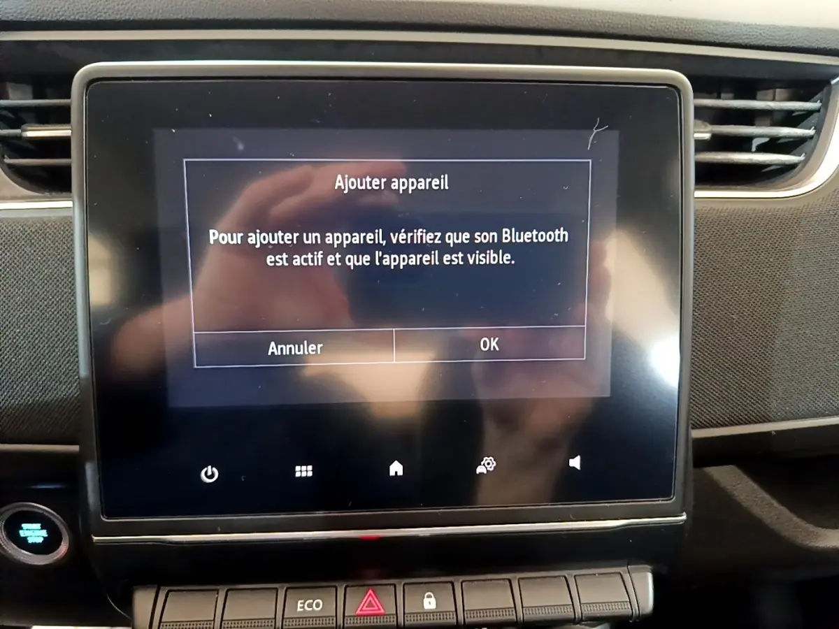 Écran tactile central de la Renault ZOE Business 2021 affichant un message d'ajout d'appareil Bluetooth.