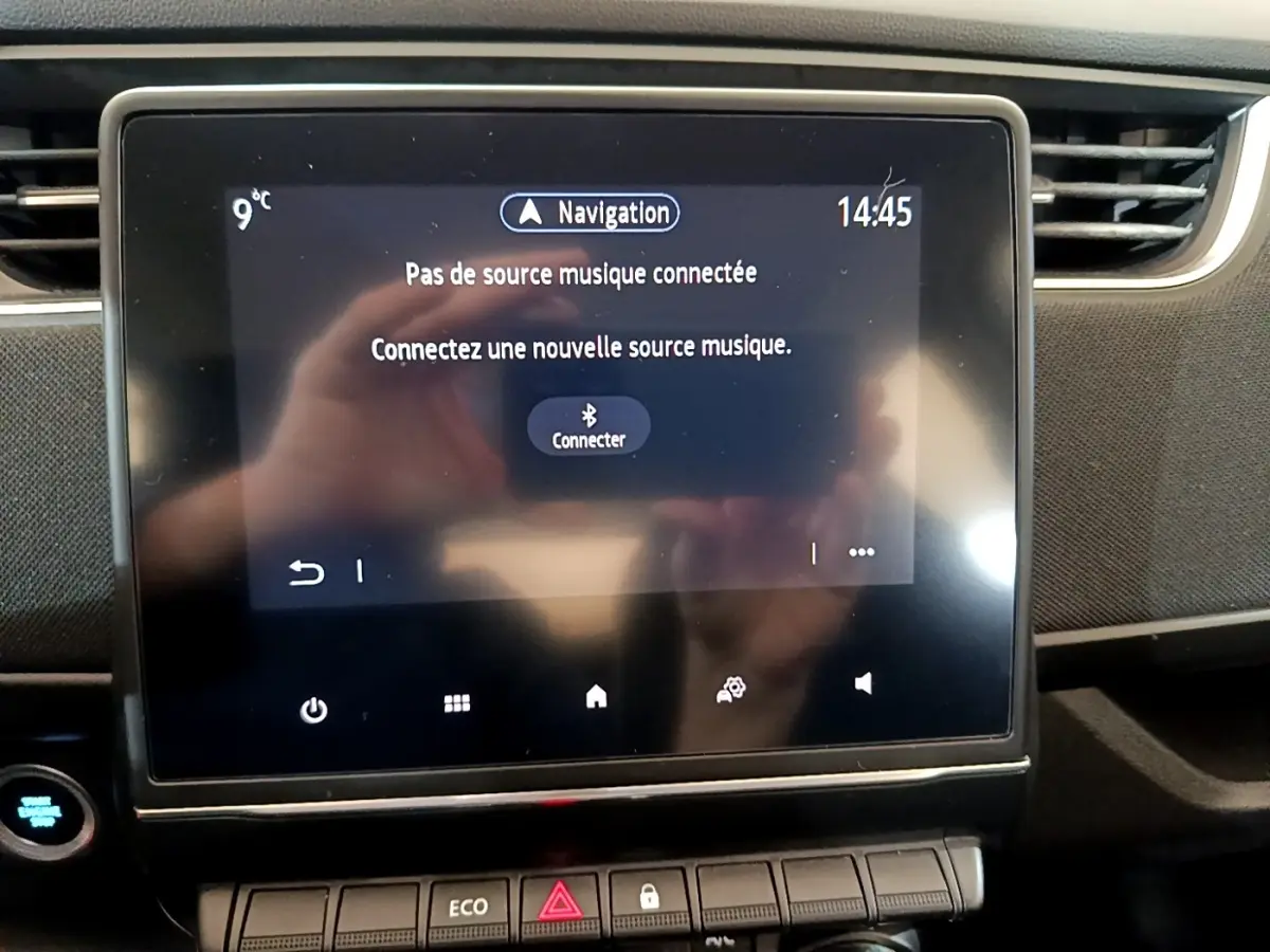 Écran tactile central de la Renault ZOE Business R110 blanc, affichant le menu de connexion Bluetooth.