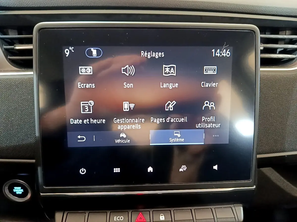 Écran tactile central 17,8 cm de Renault ZOE blanc, vue frontale du tableau de bord avec boutons de commande.