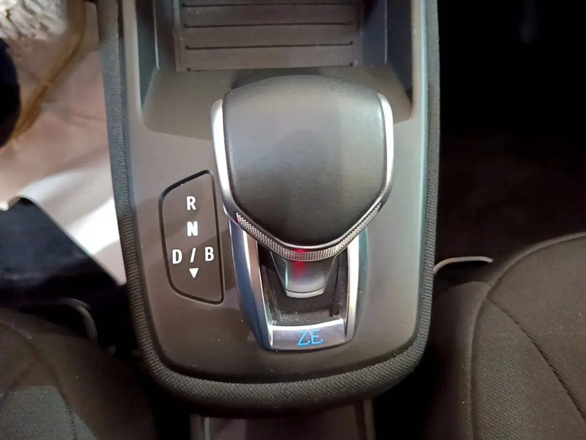 Gros plan sur la commande de boîte automatique noire avec indication ZE dans une Renault ZOE blanche, version Business R110.