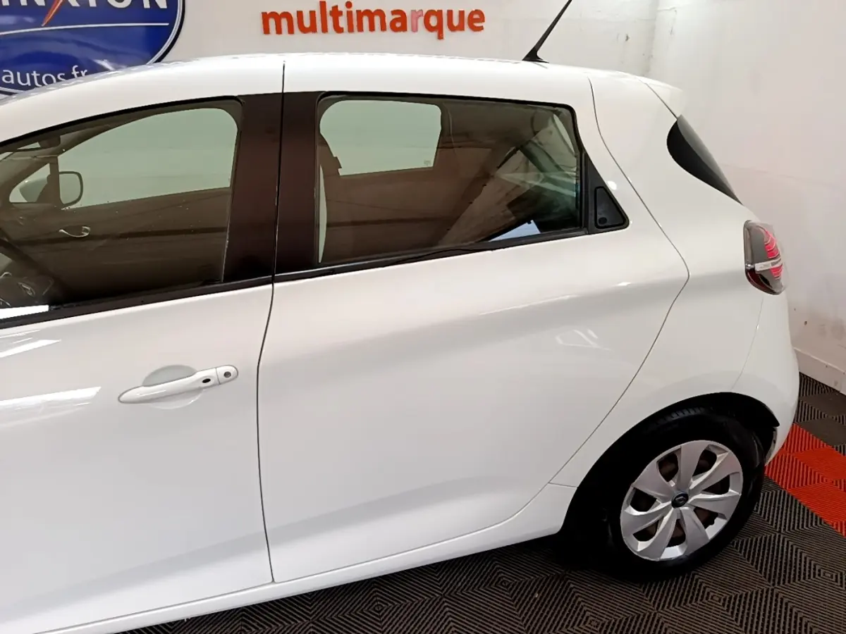 Profil droit de la Renault ZOE blanche 2021, version Business R110, mettant en valeur la porte arrière et la roue arrière.