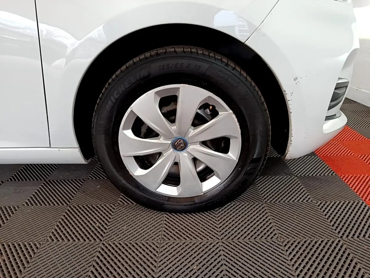 Gros plan sur la roue avant droite blanche d'une Renault ZOE Business R110 2021, avec jante et logo Renault visibles.