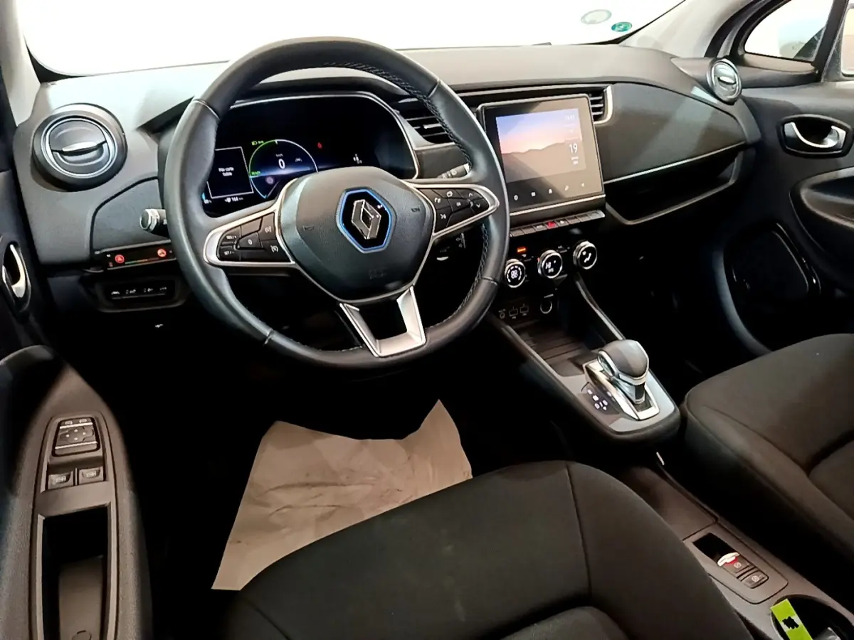 Vue intérieure côté conducteur de la Renault ZOE Business R110 2021, volant cuir et écran tactile central.