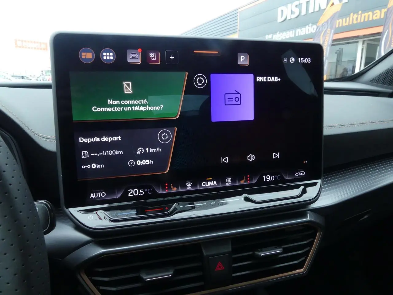 Écran tactile central du tableau de bord du CUPRA Formentor 2025 avec affichage multimédia et climatisation.
