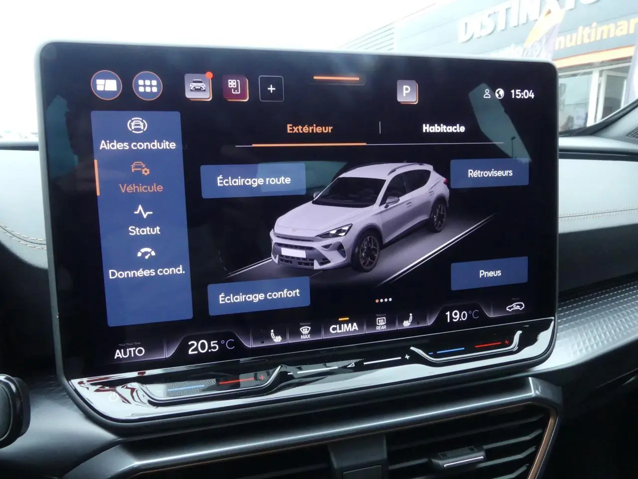 Écran tactile intérieur montrant une modélisation 3/4 avant d’un CUPRA Formentor gris Graphène avec options d’éclairage.