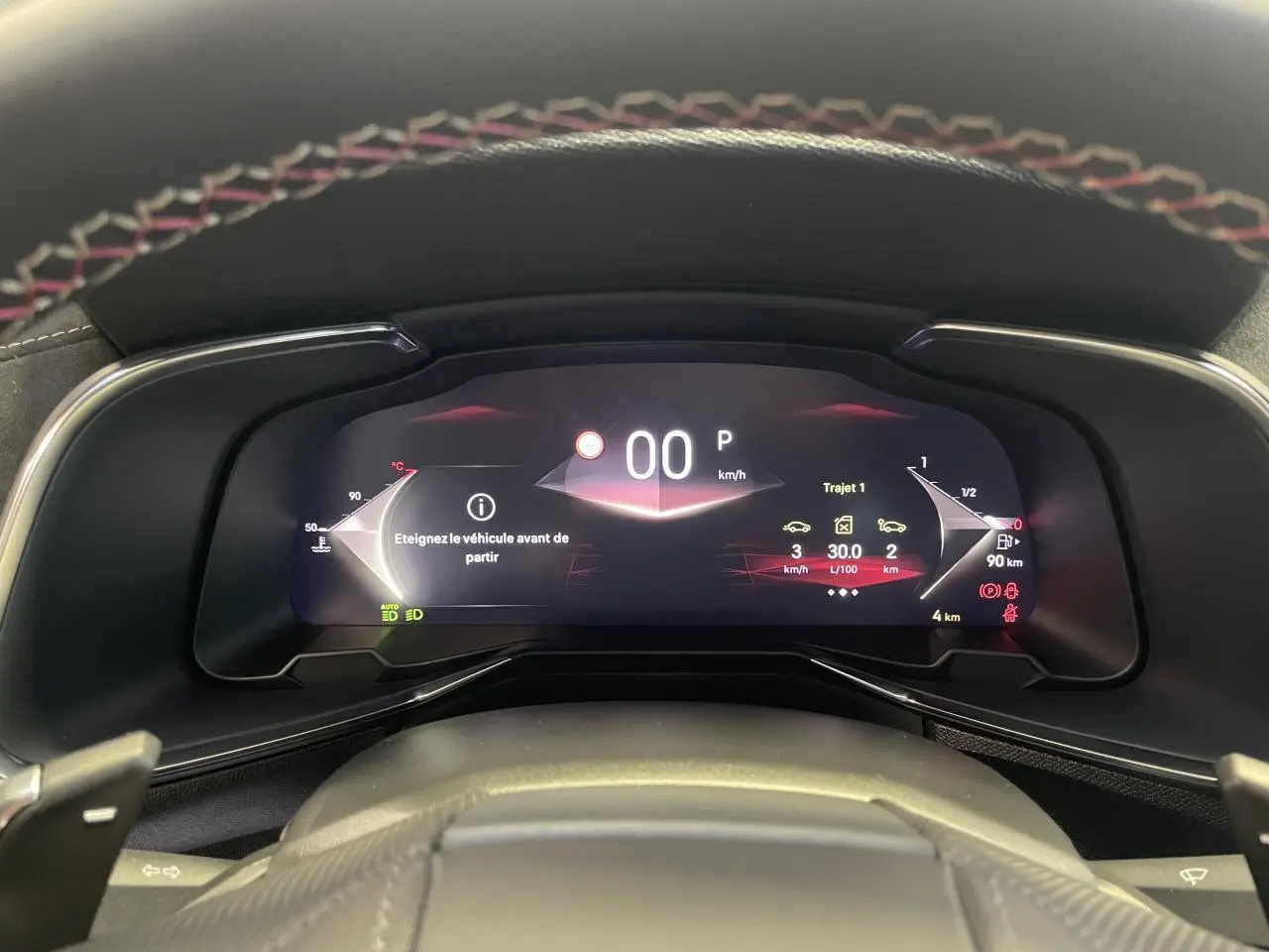 Vue rapprochée du combiné d'instrumentation numérique 12,3'' du DS7 Crossback avec affichage digital moderne et volant cuir noir.