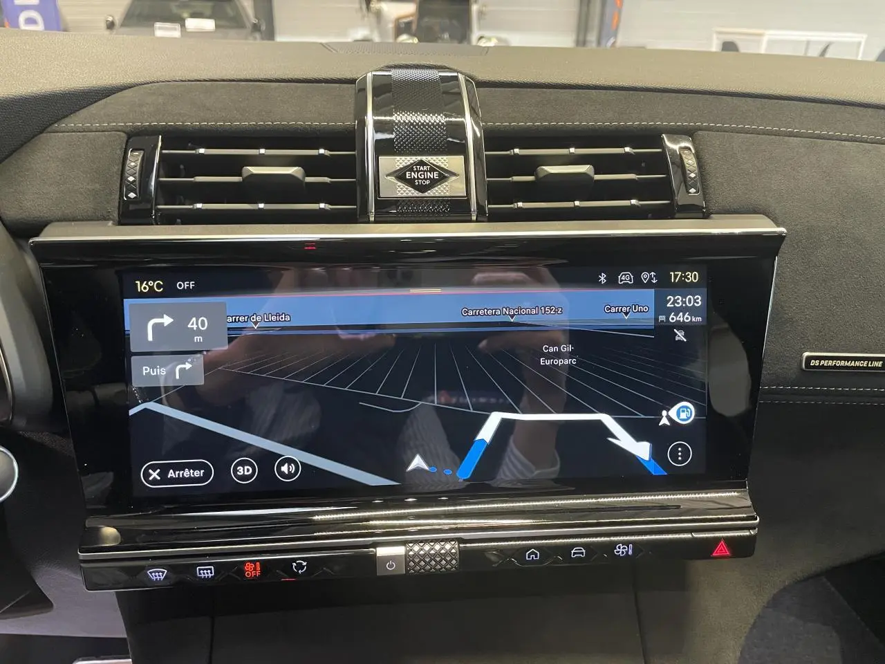 Vue rapprochée de la console centrale noire avec écran tactile et bouton Start Engine du DS7 Crossback gris titanium.