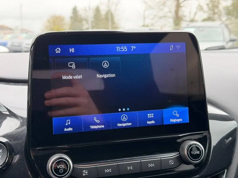 Écran tactile central du Ford Puma 2024 affichant les options Mode valet et Navigation, avec commandes audio en dessous.