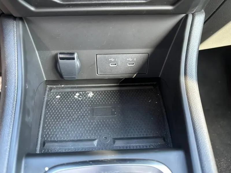 Gros plan sur la console centrale du Renault Captur 2025, montrant deux ports USB-C et un espace de rangement noir.